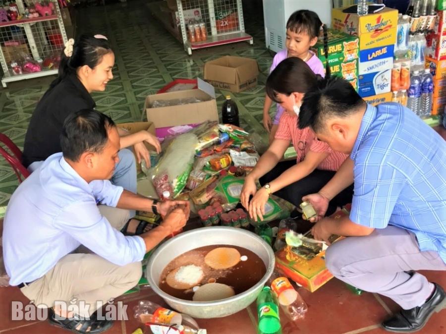 Đoàn kiểm tra liên ngành tiến hành tiêu hủy tại chỗ sản phẩm hết hạn sử dụng tại một cơ sở kinh doanh tại địa phương.