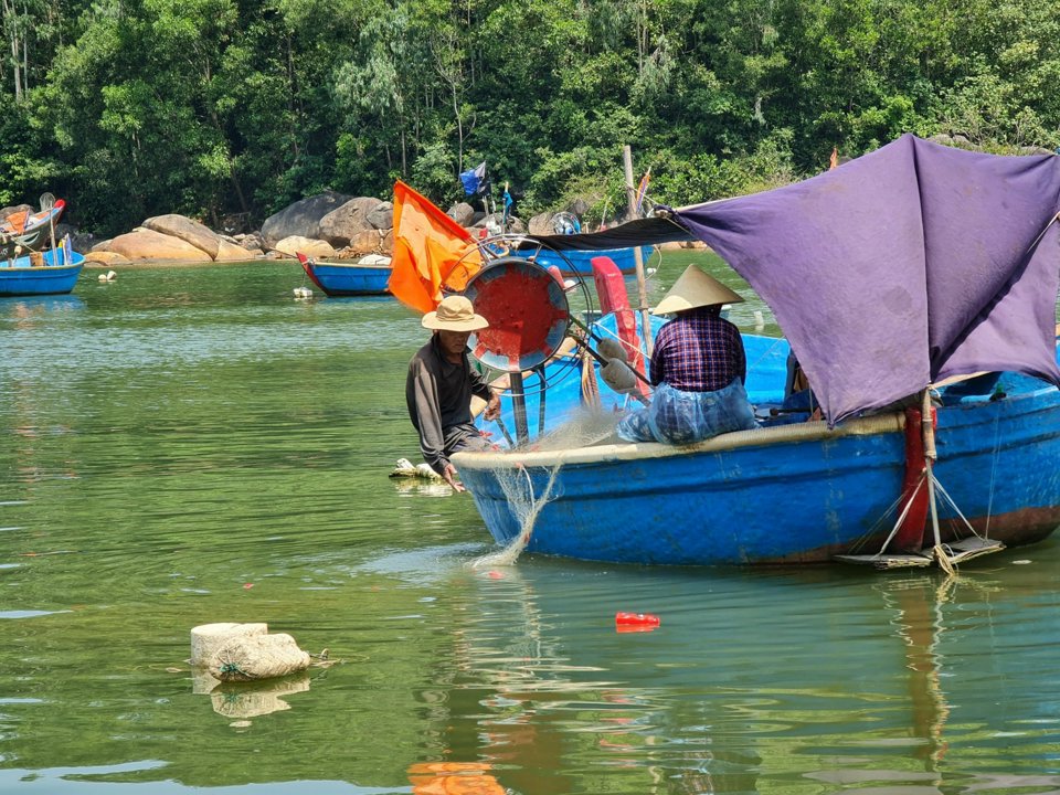 Ngư dân vá lưới sau mỗi chuyến đi biển.