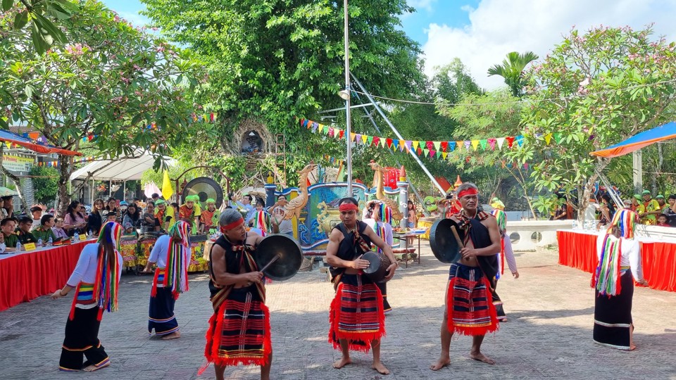 Các khuôn khổ lễ hội còn có các hoạt động hội như cồng chiêng, múa cà đáo, múa lân... mang đến không khí vui tươi, sôi động, tạo sự gắn kết cộng đồng.