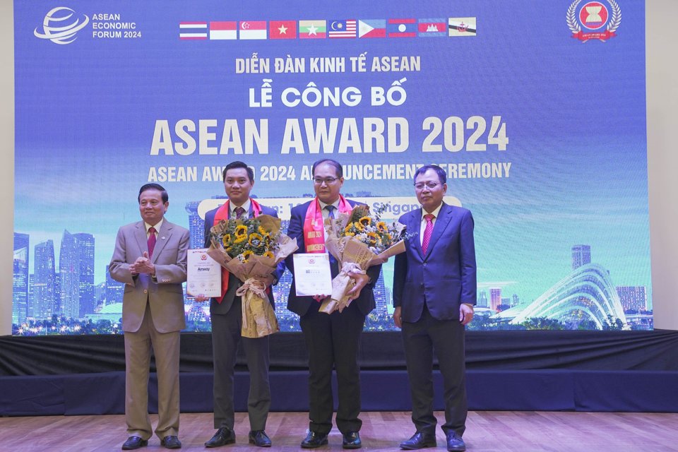 Đại diện Amway Việt Nam (thứ 2, bên trái qua) nhận giải tại Lễ công bố ASEAN Award 2024