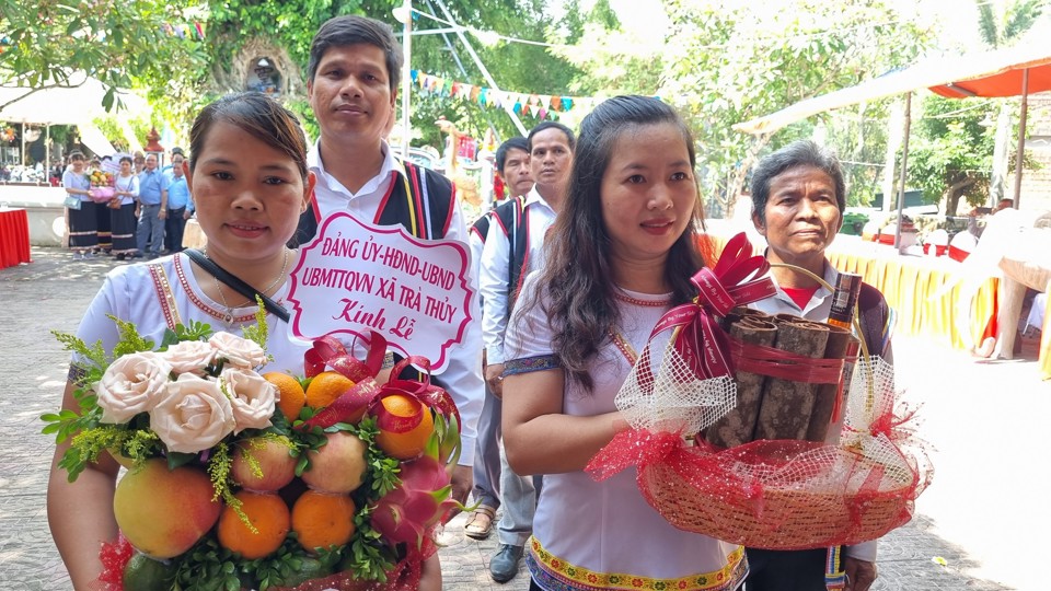 Các địa phương và người dân dâng lễ tri ân Thánh Mẫu Thiên Y A Na.