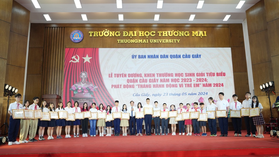 Chủ tịch UBND quận Cầu Giấy Bùi Tuấn Anh trao khen thưởng của Bộ GD&ĐT, Sở GD&ĐT thành phố Hà Nội cho các học sinh xuất sắc trên địa bàn.