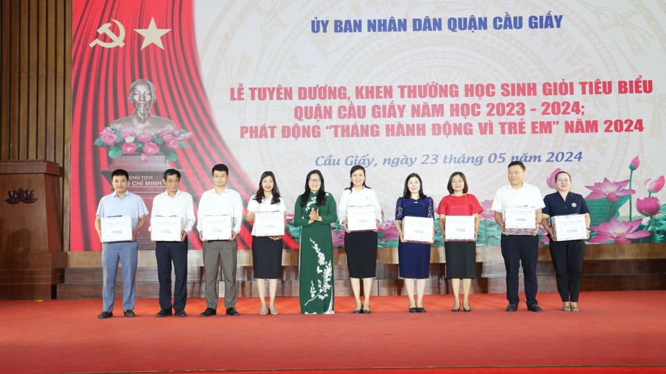 Phó Chủ tịch UBND quận Cầu Giấy Trịnh Thị Dung trao quà Tết Thiếu nhi cho đại diện các phường, tổ chức đoàn thể trên địa bàn.