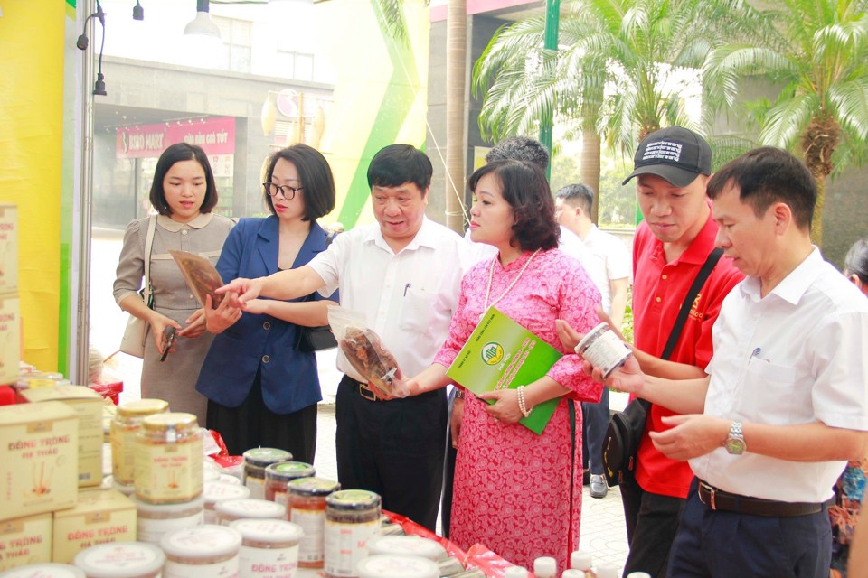 Đại biểu sở ngành của TP Hà Nội và người dân tham quan gian hàng tại tuần lễ.