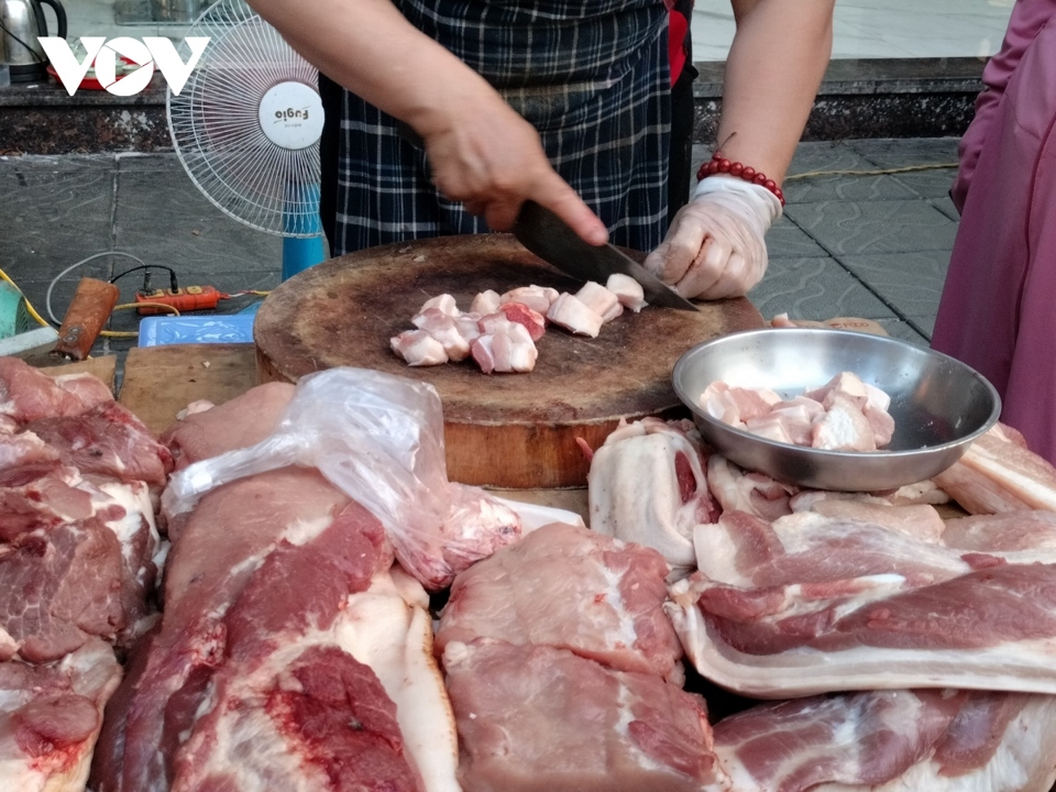 Tại chợ dân sinh, giá thịt lợn tăng song nhu cầu giảm không đáng kể    