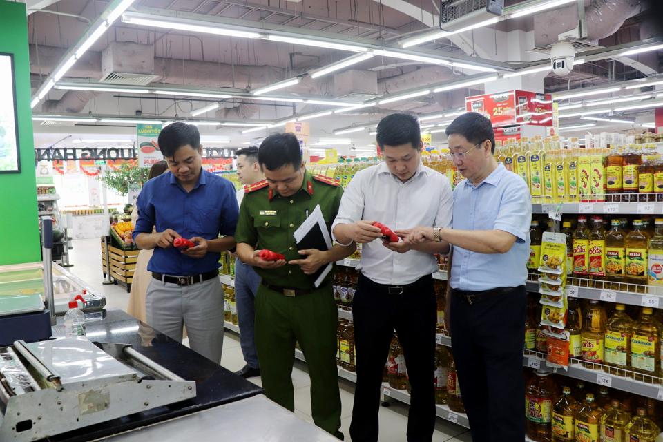 Kiểm tra an toàn thực phẩm tại hệ thống siêu thị trên địa bàn huyện Đan Phượng. Ảnh: Thanh Bình