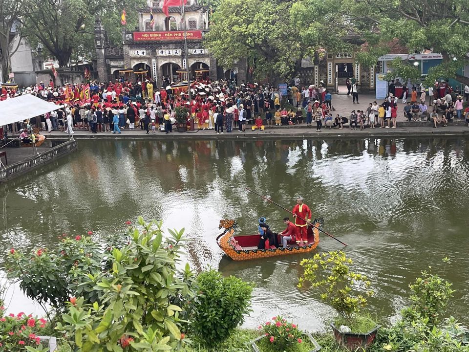 Hội Gióng đền Phù Đổng, huyện Gia Lâm mỗi năm thu hút hàng vạn người tham quan, chiêm bái. Ảnh: Ngọc Dũng.