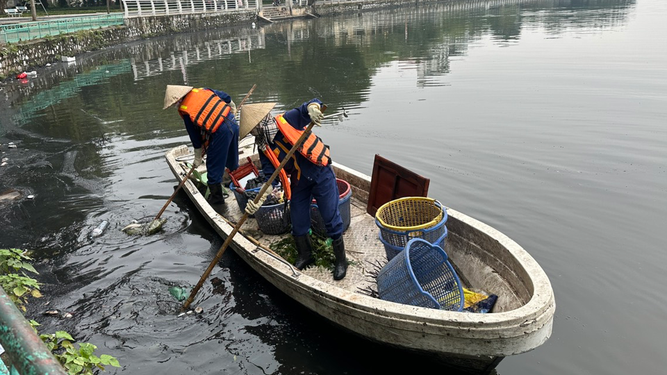 Công nhân thoát nước dọn dẹp rác thải tại hồ Linh Đàm.