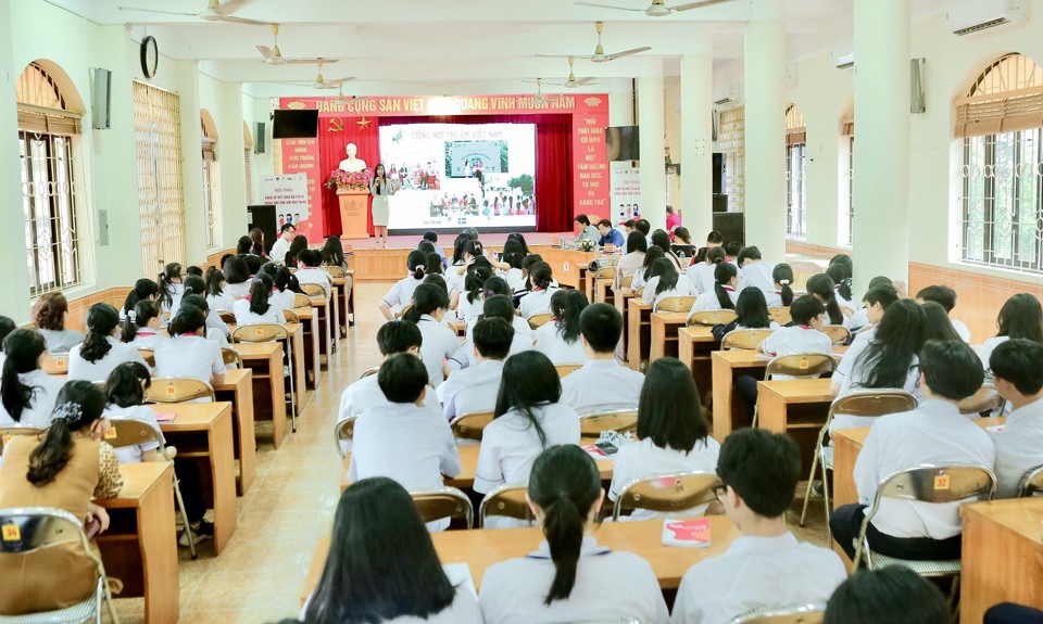 Học sinh được chuyên gia hướng dẫn về cách sử dụng mạng xã hội an toàn. 