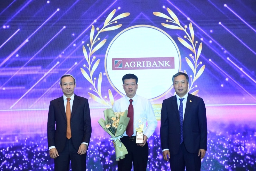 Ông Lương Quốc Toàn, Phó Trưởng ban Khách hàng cá nhân - Đai diện Agribank nhận vinh danh Giải pháp tài chính cá nhân sáng tạo.