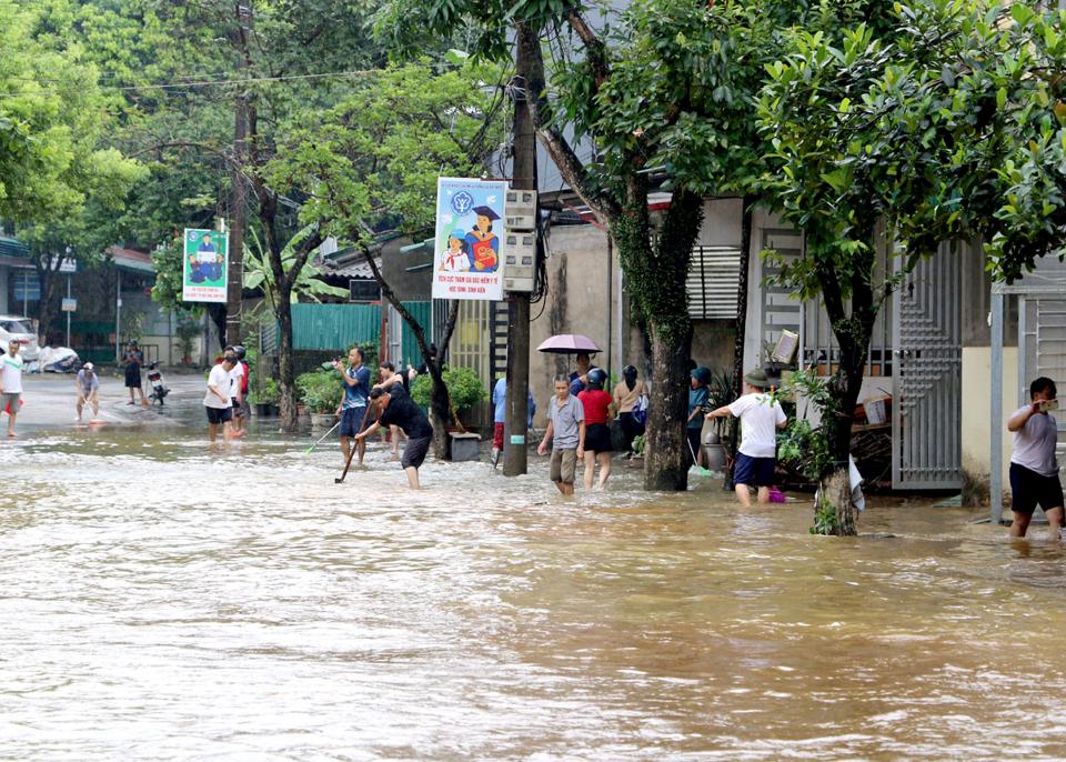 Người dân thành phố Hà Giang khắc phục hậu quả do mưa lớn gây ngập úng - Ảnh 3