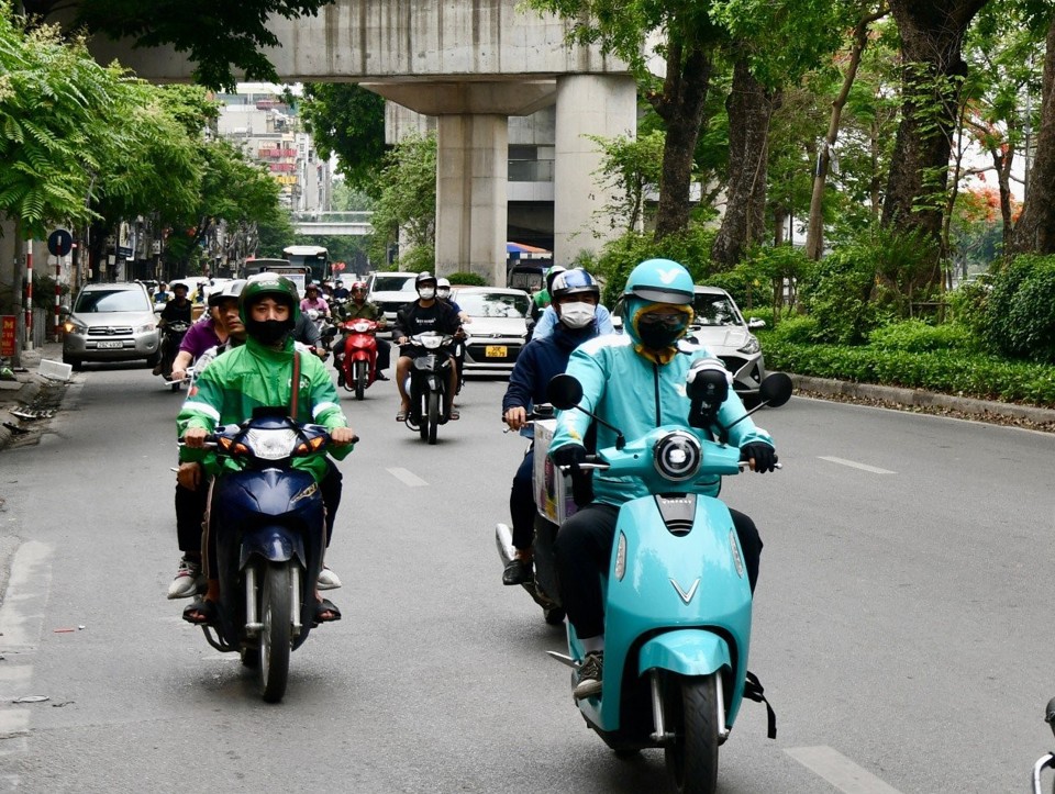 Để tránh cái nóng gay gắn của Thủ đô, bình nước, khăn lạnh... luôn là vật dụng cần thiết với những người bám mặt ngoài đường mưu sinh.