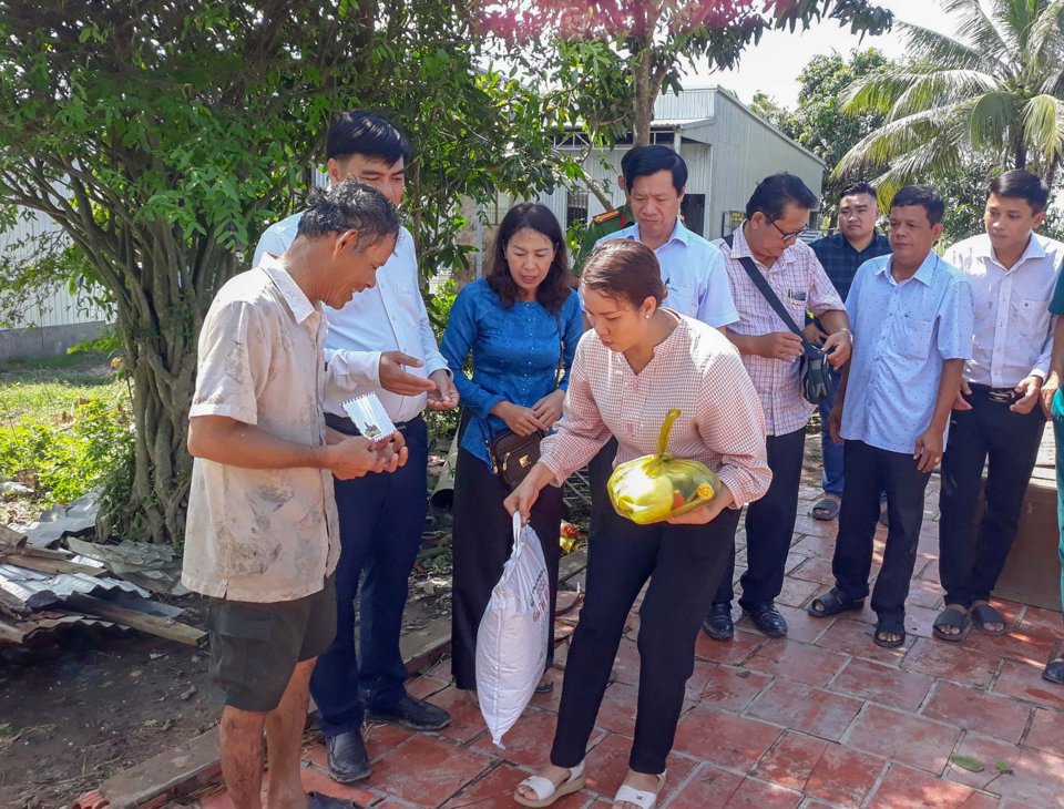 Hiện lực lượng chức năng TP Cần Thơ đang nỗ lực khắc phục hậu quả, hỗ trợ người dân gặp nạn do mưa giông, đảm bảo an toàn tính mạng và tài sản.