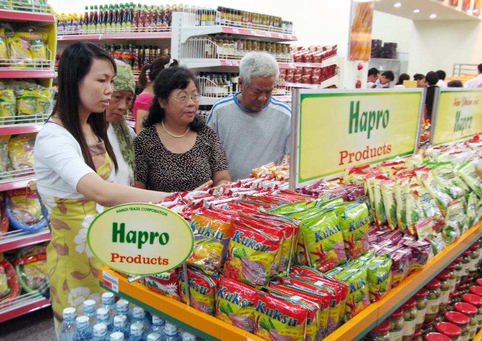 Người tiêu dùng mua hàng nhãn riêng của Hapro tại hệ thống siêu thị Hapro Mart. Ảnh: Hoài Nam