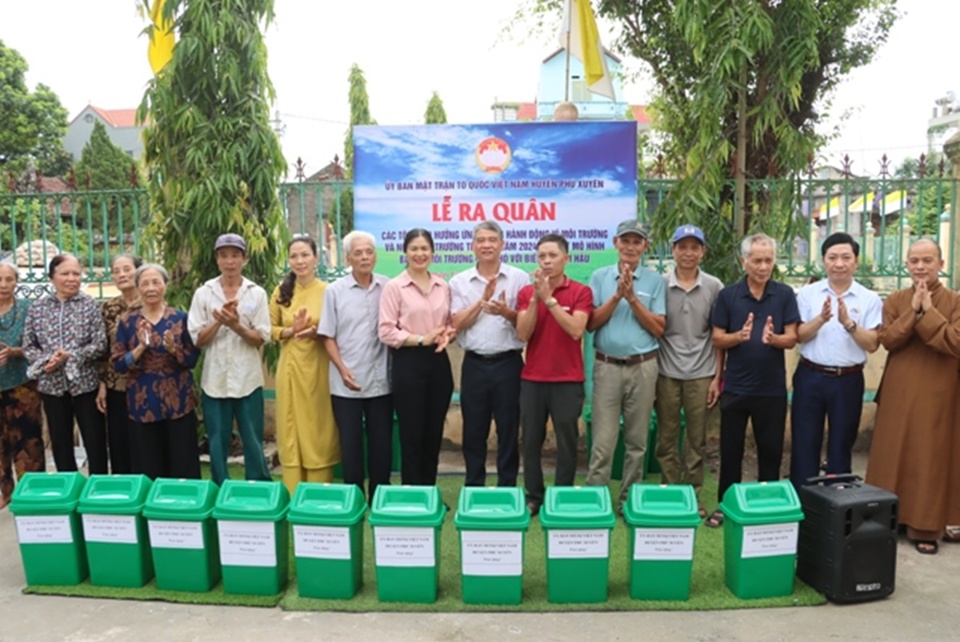 Hàng năm huyện Phú Xuyên trao tặng hàng trăm thùng đựng rác thải cho các hộ gia đình trên địa bàn