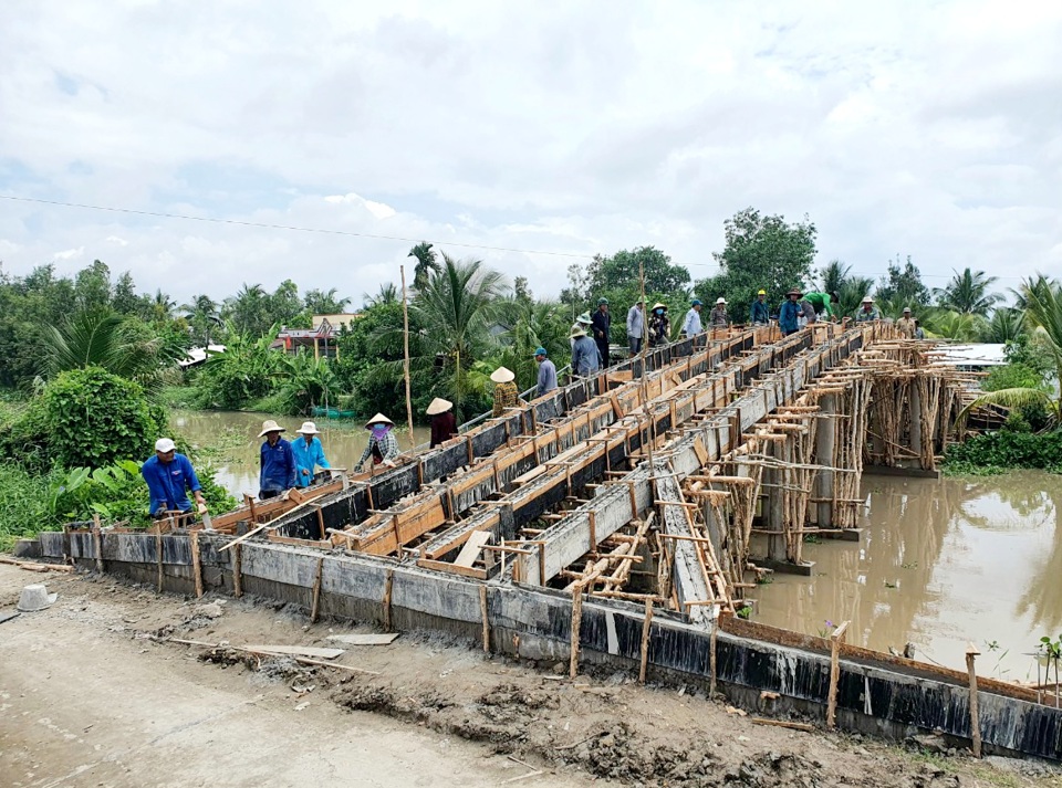 Người góp công, người góp của với mong ước các cây cầu nhanh chóng hoàn thành, đưa vào sử dụng, giúp người dân đi lại dễ dàng hơn, học sinh không còn vất vả mỗi khi đến lớp.