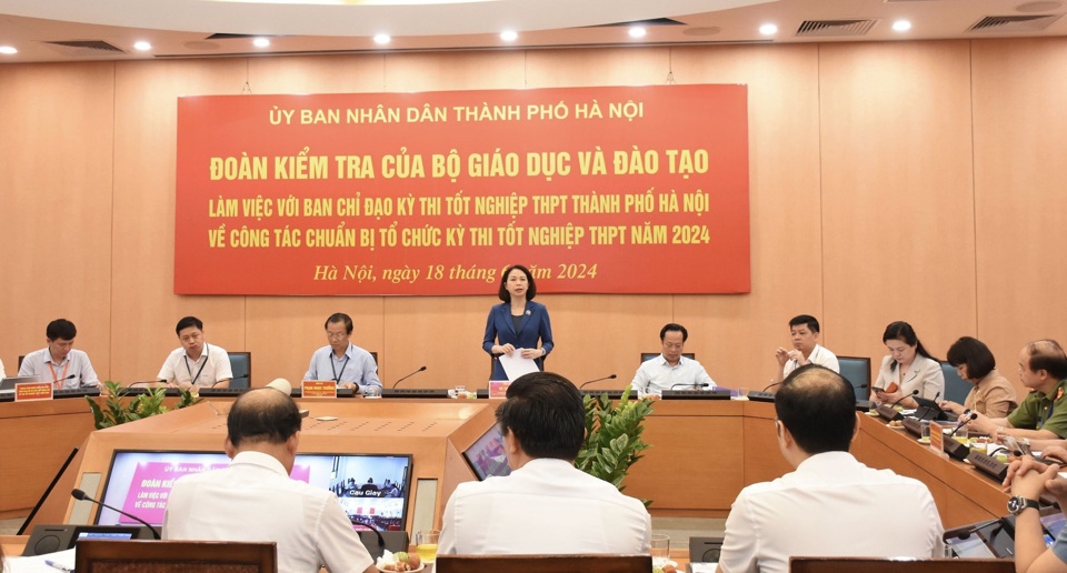 Phó Chủ tịch UBND TP Vũ Thu Hà, Trưởng BCĐ kỳ thi tốt nghiệp THPT TP Hà Nội báo cáo công tác chuẩn bị tổ chức kỳ thi với đoàn công tác BCĐ thi quốc gia.