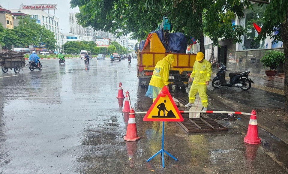 Hiện tại, công nhân thoát nước tiếp tục ứng trực vớt rác tại miệng thu trên toàn địa bàn quản lý và vận hành hợp lý các trạm bơm Yên Sở, Đồng Bông 1, Đồng Bông 2, Cổ Nhuế... đảm bảo khả năng tiêu thoát nước, sẵn sàng ứng phó với các trận mưa tiếp theo