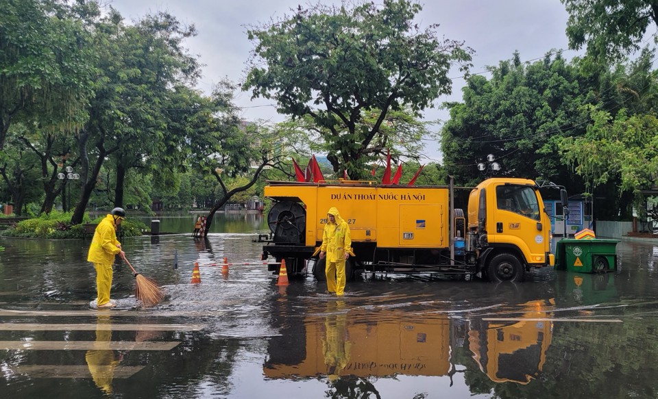 Công nhân thoát nước ứng trực làm nhiệm vụ đẩy nhanh tốc độ tiêu thoát nước tại các điểm nóng.