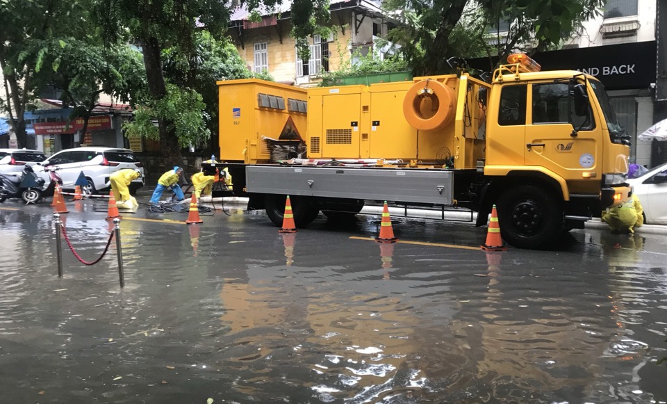 Ngay từ 4 giờ 30, hàng trăm công nhân thoát nước đã được huy động làm nhiệm vụ.