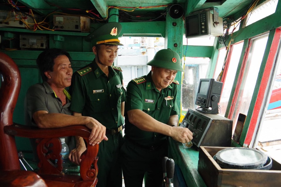 Lực lượng biên phòng kiểm tra tàu cá.