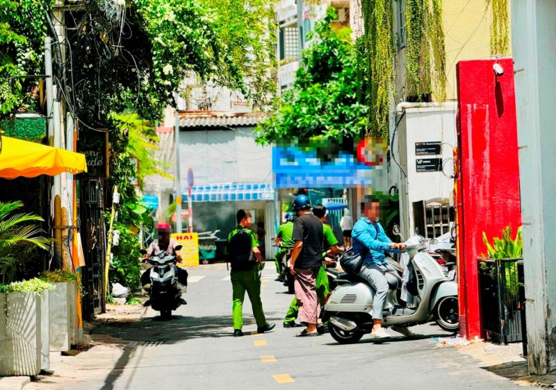 Hình ảnh N.T.H (mặc áo đen, đội mũ xanh) được đưa tới studio phục vụ điều tra. Ảnh: Chí Thạch