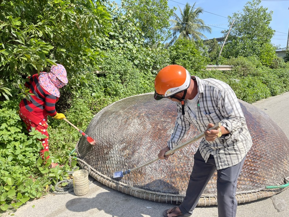 Dầu rái được dùng chống thấm cho thuyền thúng.