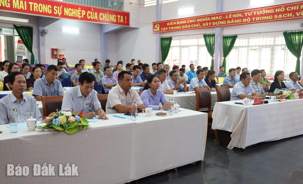 Đông đảo các đại biểu tham dự.