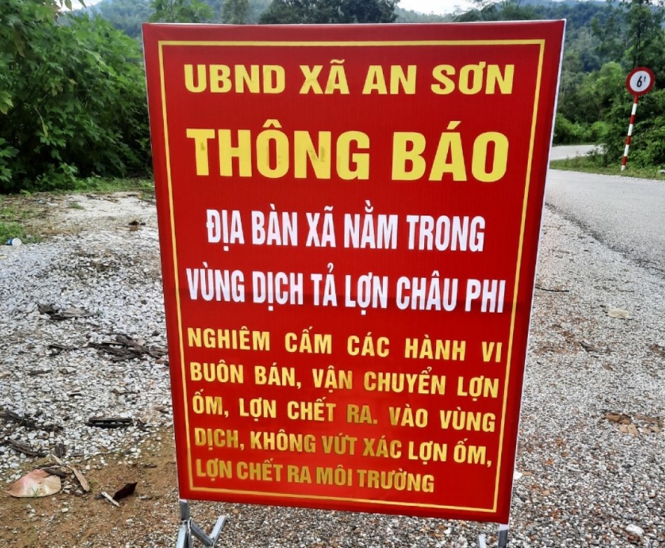 Các địa phương đặt biển cảnh báo tại các lối ra vào xã, thôn để thông báo tới người dân tình hình dịch bệnh