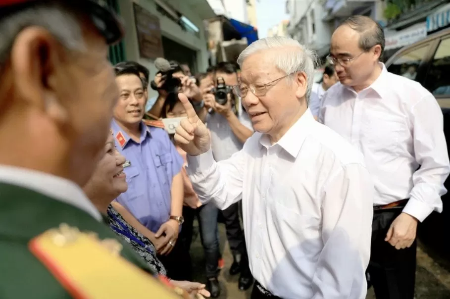 Tổng bí thư thăm hỏi gia đình bà Năm Lai (Đặng Thị Thiệp), người tham gia đào căn hầm cất giữ vũ khí của “Biệt động Sài Gòn” tại nhà 287/70 Nguyễn Đình Chiểu, quận 3, TP.HCM - Ảnh: H.Khoa