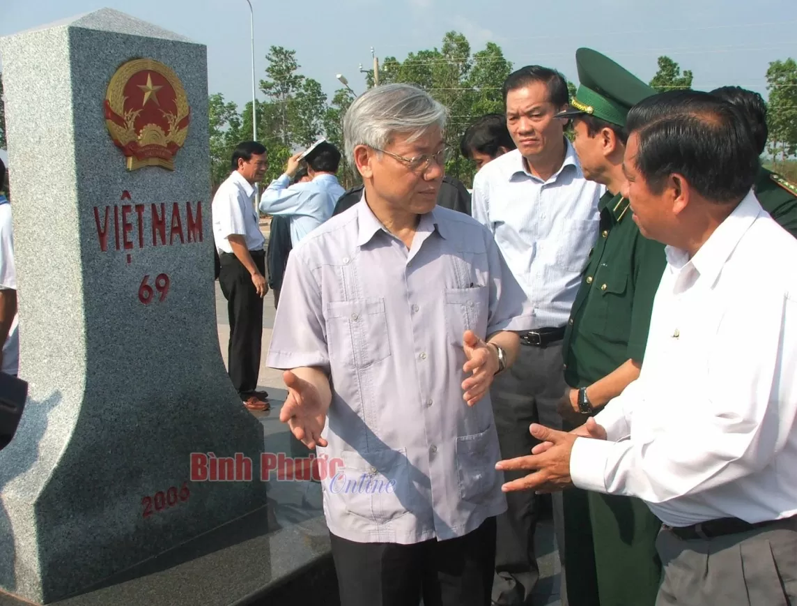 Nguyễn Phú Trọng thăm cột mốc biên giới Việt Nam - Campuchia trong chuyến thăm và làm việc tại tỉnh Bình Phước. Ảnh Hoàng Thu