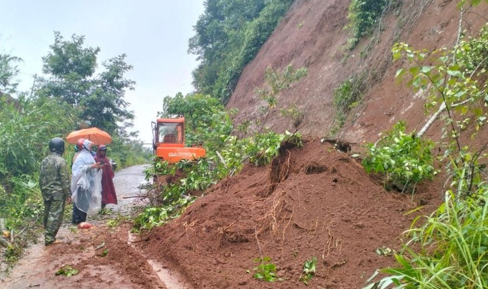 Hiện trường vụ sạt lở đất gây tắc một phần đường liên xã Nhân Đạo-Nghĩa Thắng.