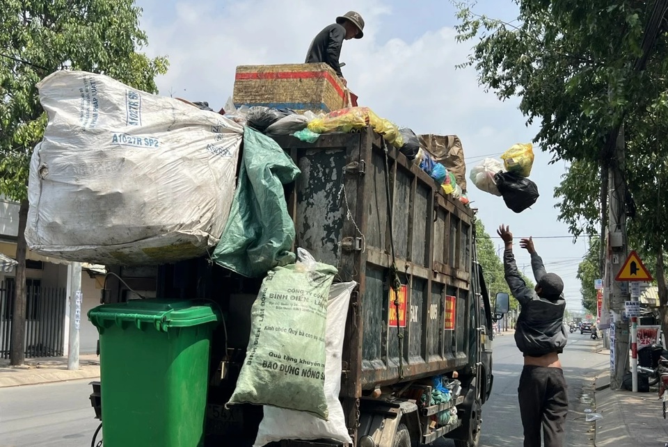 Công tác thu gom rác thải vẫn đang gặp nhiều khó khăn.