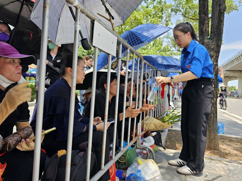 Hà Nội: người dân đội nắng chờ tiễn biệt Tổng Bí thư Nguyễn Phú Trọng - Ảnh 12