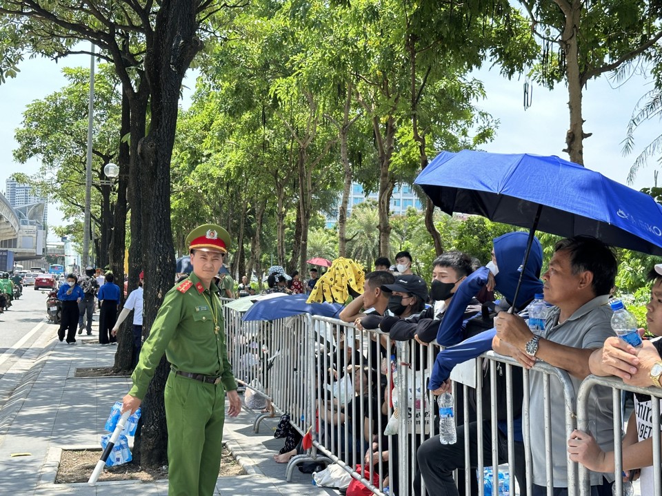 Hà Nội: người dân đội nắng chờ tiễn biệt Tổng Bí thư Nguyễn Phú Trọng - Ảnh 9