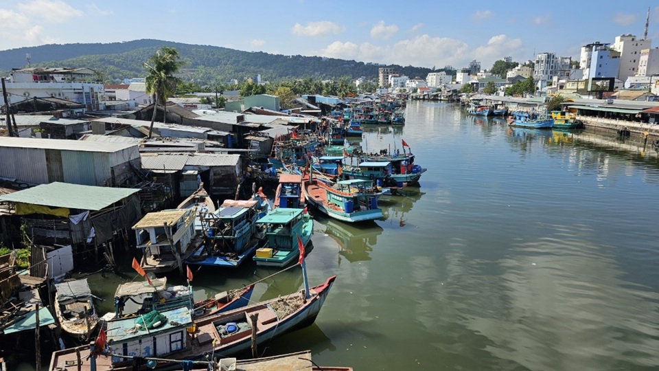 Ô nhiễm các dòng sông, suối trong đất liền và trên biển đảo ở ĐBSCL cũng là bài toán cần giải quyết cấp bách. Ảnh Hồng Lĩnh 