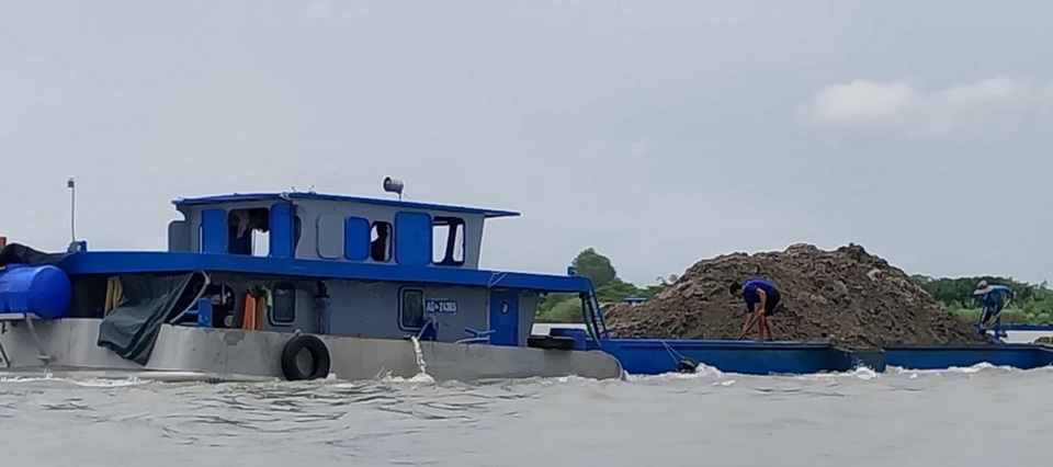 Ô nhiễm môi trường, các hoạt động khai thác cát và nước ngầm quá mức... đã tác động rất lớn đến hệ sinh thái, đời sống, và sinh kế của hàng triệu người dân ĐBSCL. Ảnh Hồng Lĩnh    Ô nhiễm các dòng sông, suối trong đất liền và trên biển đảo ở ĐBSCL cũng là bài toán cần giải quyết cấp bách. Ảnh Hồng Lĩnh 