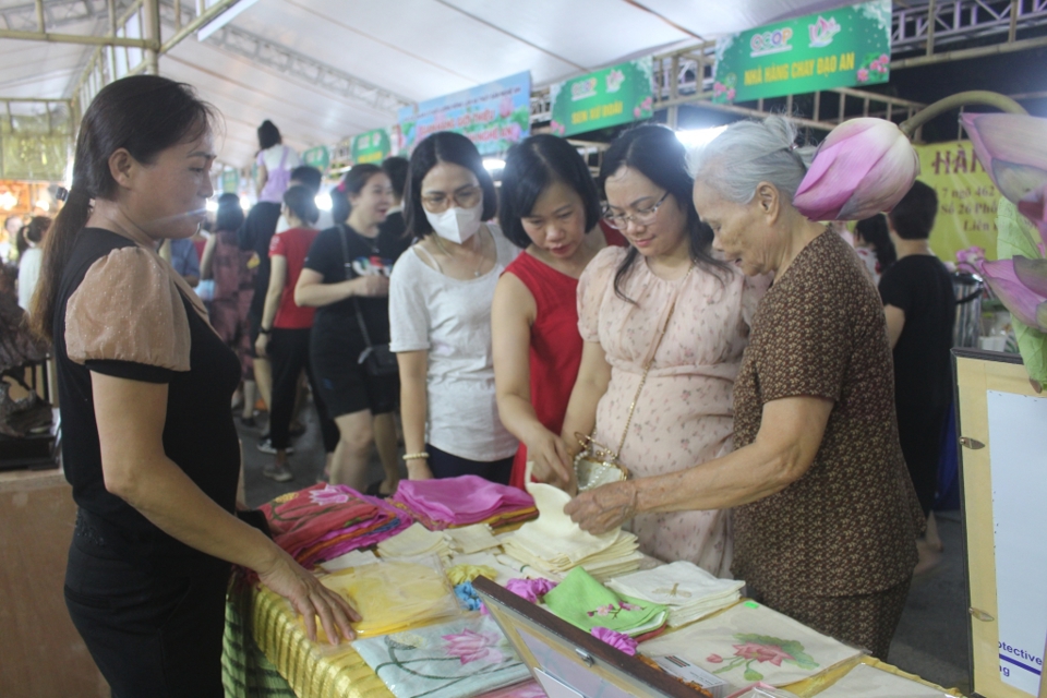 Sản phẩm lụa tơ sen “độc nhất vô nhị” của Công ty TNHH Dâu Tằm Tơ Mỹ Đức do nghệ nhân Phan Thị Thuận sáng tạo thu hút du khách. Ảnh: Mộc Miên  