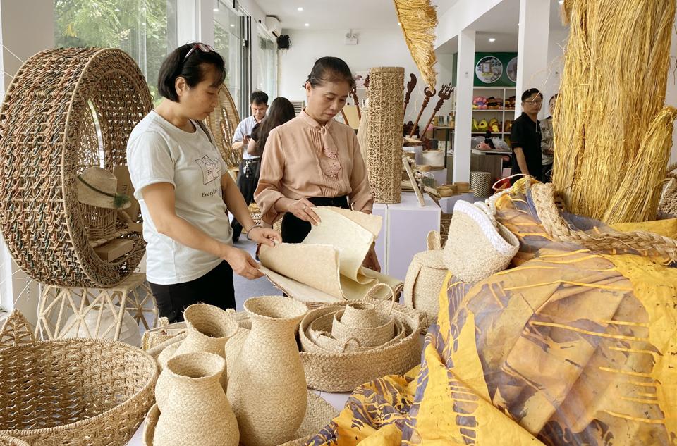 Khách tham quan tìm hiểu hàng thủ công mỹ nghệ tại triển lãm. Ảnh: Hoài Nam