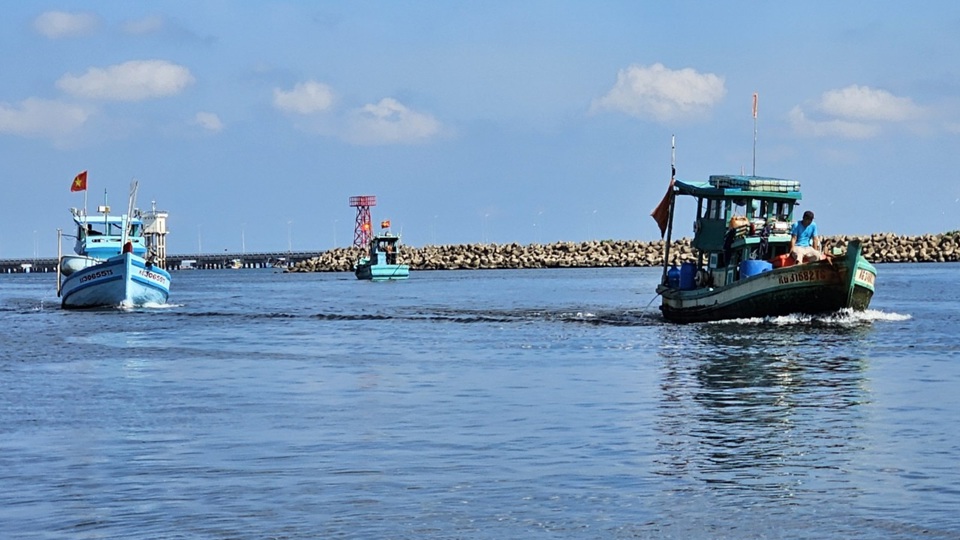 Tàu khai thác cá cơm để làm nguyên liệu sản xuất nước mắm được trang bị từ phương tiện thô sơ đến hiện đại. Trong ảnh, tàu đánh cá của ngư dân đang cập cảng Dương Đông. Ảnh Hồng Lĩnh.