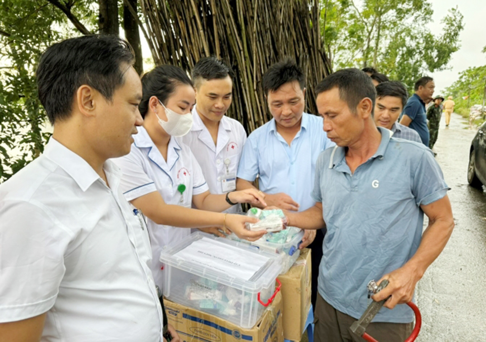 TTYT huyện Chương Mỹ tổ chức điểm cấp phát thuốc lưu động cho người dân tại xã Nam Phương Tiến.