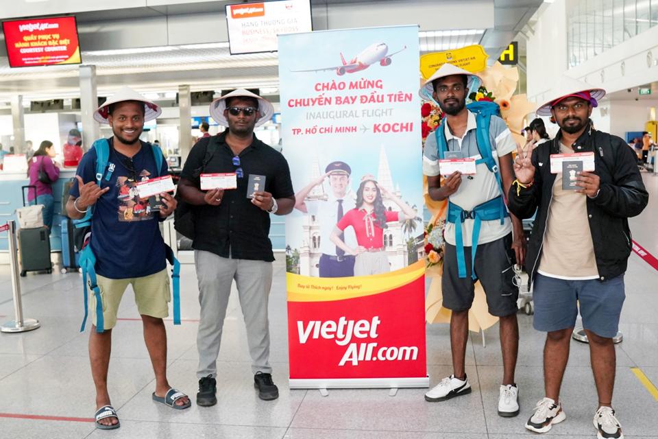 Du khách Ấn Độ đến TP Hồ Chí Minh tham quan sau khi Vietjet mở đường bay thẳng Việt Nam-Kochi (Ấn Độ). Ảnh: Hoài Nam