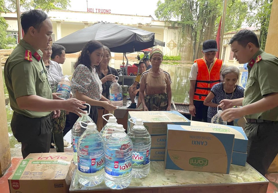  Hỗ trợ nhu yếu phẩm tại các Nhà văn hóa xã trao gửi bà con tại vùng ngập lũ huyện Chương Mỹ, Hà Nội. Ảnh: Phạm Hùng - Duy Minh