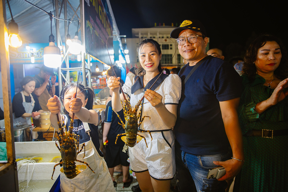 Ngày 6/8, ông Vũ Trọng Nghĩa - Trưởng phòng Văn hóa và Thông tin, Phó Trưởng ban tổ chức Lễ hội tôm hùm Cam Ranh - năm 2024 cho biết, từ ngày 3/8 đến nay đã có khoảng 8.000 -9.000 lượt khách đến tham quan, mua sắm tại lễ hội.