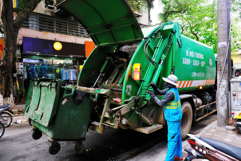 Thu gom rác thải sinh hoạt trên địa bàn quận Đống Đa. Ảnh: Công Hùng