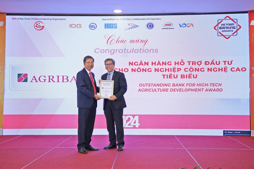 Đại diện Agribank, ông Phạm Gia Khương - Phó Trưởng VPĐD khu vực miền Nam (bên trái) nhận danh hiệu “Ngân hàng hỗ trợ đầu tư cho nông nghiệp công nghệ cao tiêu biểu” 2024.