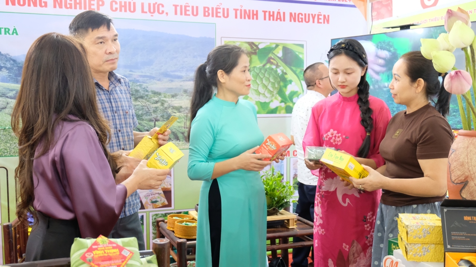 Tuần hàng do Văn phòng Điều phối chương trình xây dựng nông thôn mới Hà Nội và Trung tâm Xúc tiến thương mại nông nghiệp (Bộ NN&PTNT) tổ chức thu hút sự tham gia của chủ thể đến từ hàng chục tỉnh thành của cả nước.