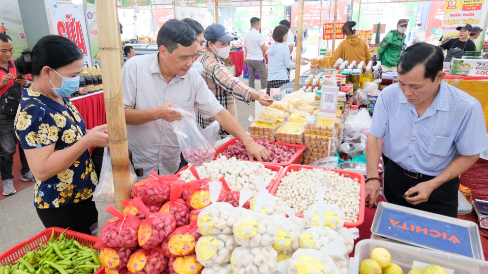 Hàng ngàn nông sản, đặc sản vùng miền và thủ đô Hà Nội quy tụ tại tuần hàng. Trong ảnh: Tỏi Lý Sơn (Quảng Ngãi) thu hút nhiều người dân mua sắm.