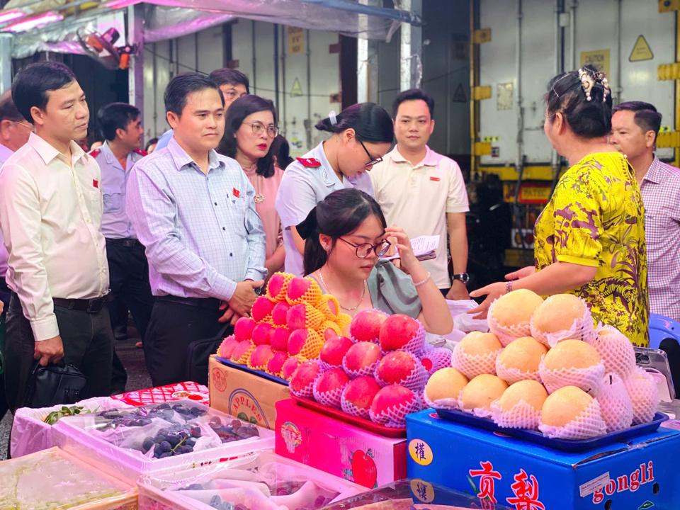 Trưởng Ban VHXH HĐND TP Hồ Chí Minh Cao Thanh Bình (thứ 2 từ trái sang) cùng đoàn giám sát ATTP tại chợ nông sản Thủ Đức vào khuya 14 đến rạng sáng 15/8.