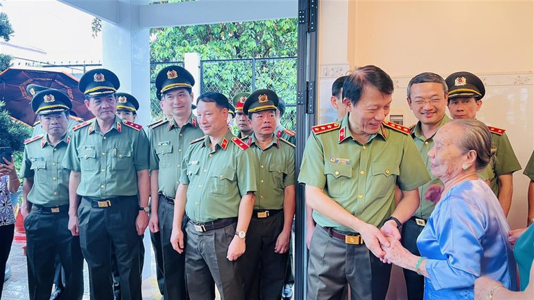 Bộ trưởng Lương Tam Quang cùng Đoàn công tác thăm gia đình mẹ Việt Nam Anh hùng Lê Thị Hai tại tỉnh Tây Ninh.